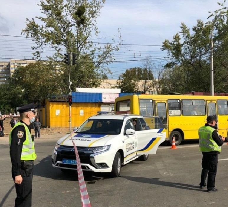 У Києві маршрутка наїхала на пішоходів на переході: одна жінка загинула