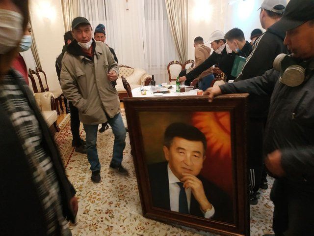 Протести в Киргизстані: експрезидента випустили із СІЗО на вимогу мітингарів
