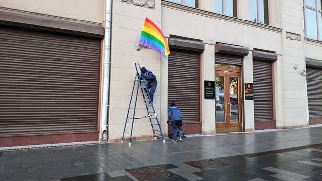 У день народження Путіна на його адміністрації вивісили прапор ЛГБТ