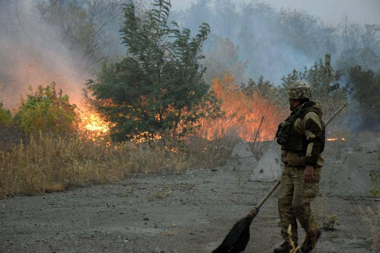 Пожежі на Луганщині: рятувальникам не вдається загасити нові загорання