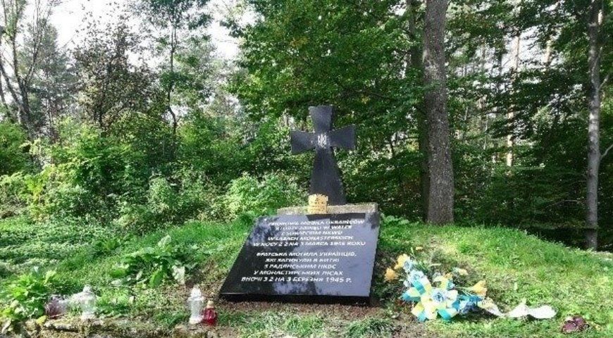 В Польщі замість відновлення замінили меморіальну плиту на могилі вояків УПА