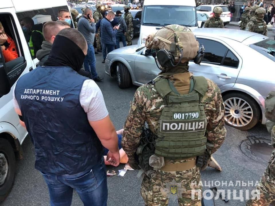 Маски-шоу на Хрещатику: бійці КОРД затримали розбійників зі стріляниною, фото