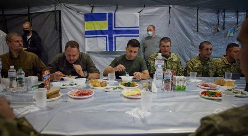 Скандал з ОП: військовим не видали тарілок під час обіду з президентом
