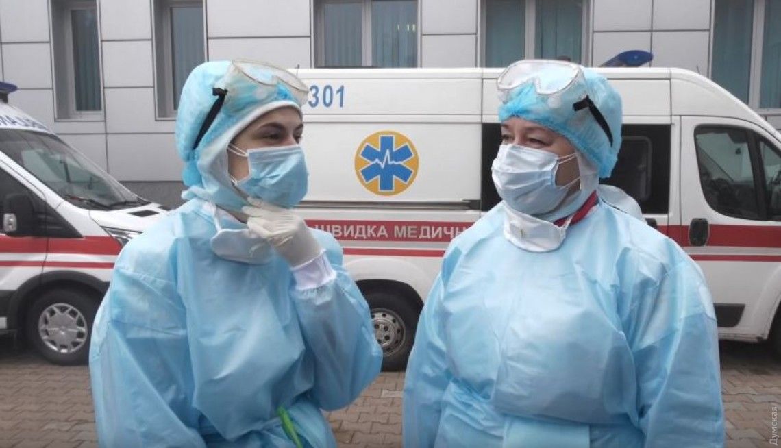 В Україні стрімко зростає кількість хворих на коронавірус, а лікарі звільняються тисячами