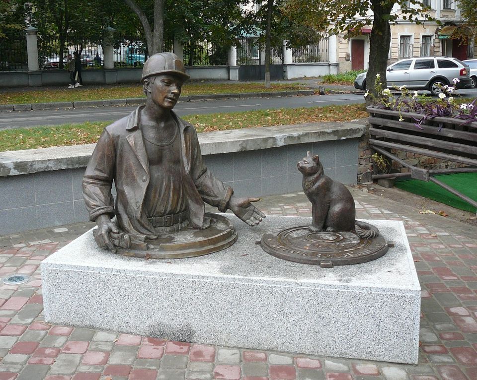 У Полтаві з’явився пам'ятник «водоканалівцю» і талісману водогону коту Наю