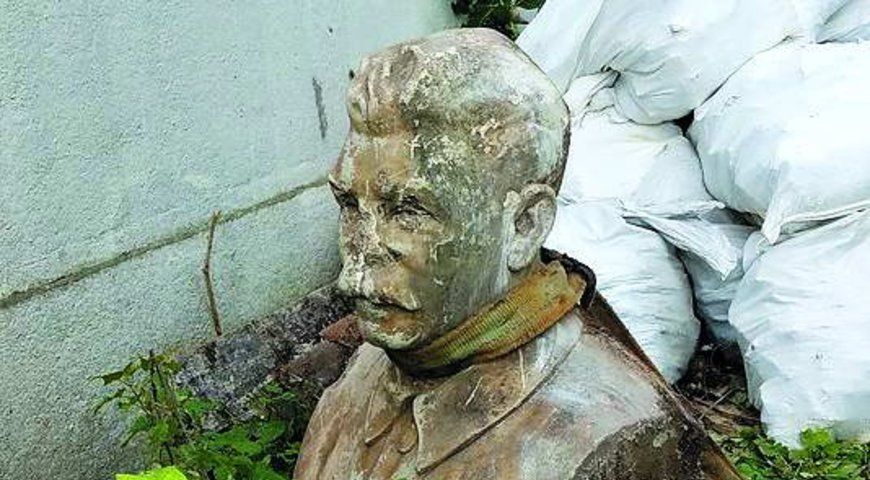 У Рівному із землі викопали 600-кілограмову скульптуру Сталіна