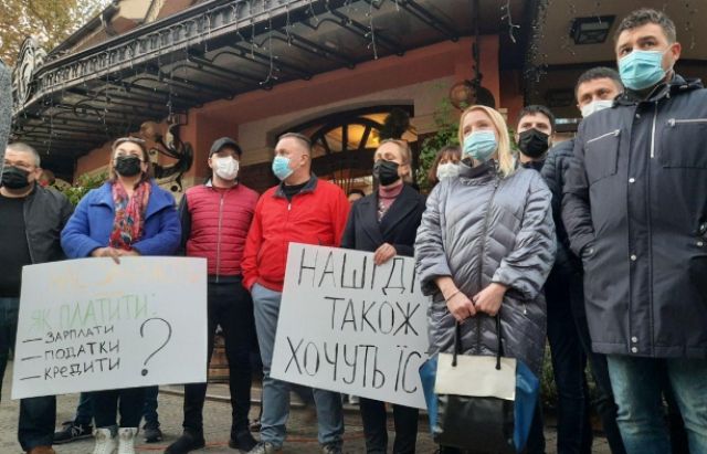В Ужгороді тривають протести проти карантинних обмежень