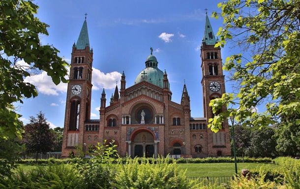 У Відні напали на католицьку церкву півсотні чоловіків