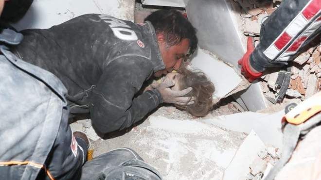 Землетрус в Туреччині: в Ізмірі врятували дитину, яка провела під уламками 91 годину