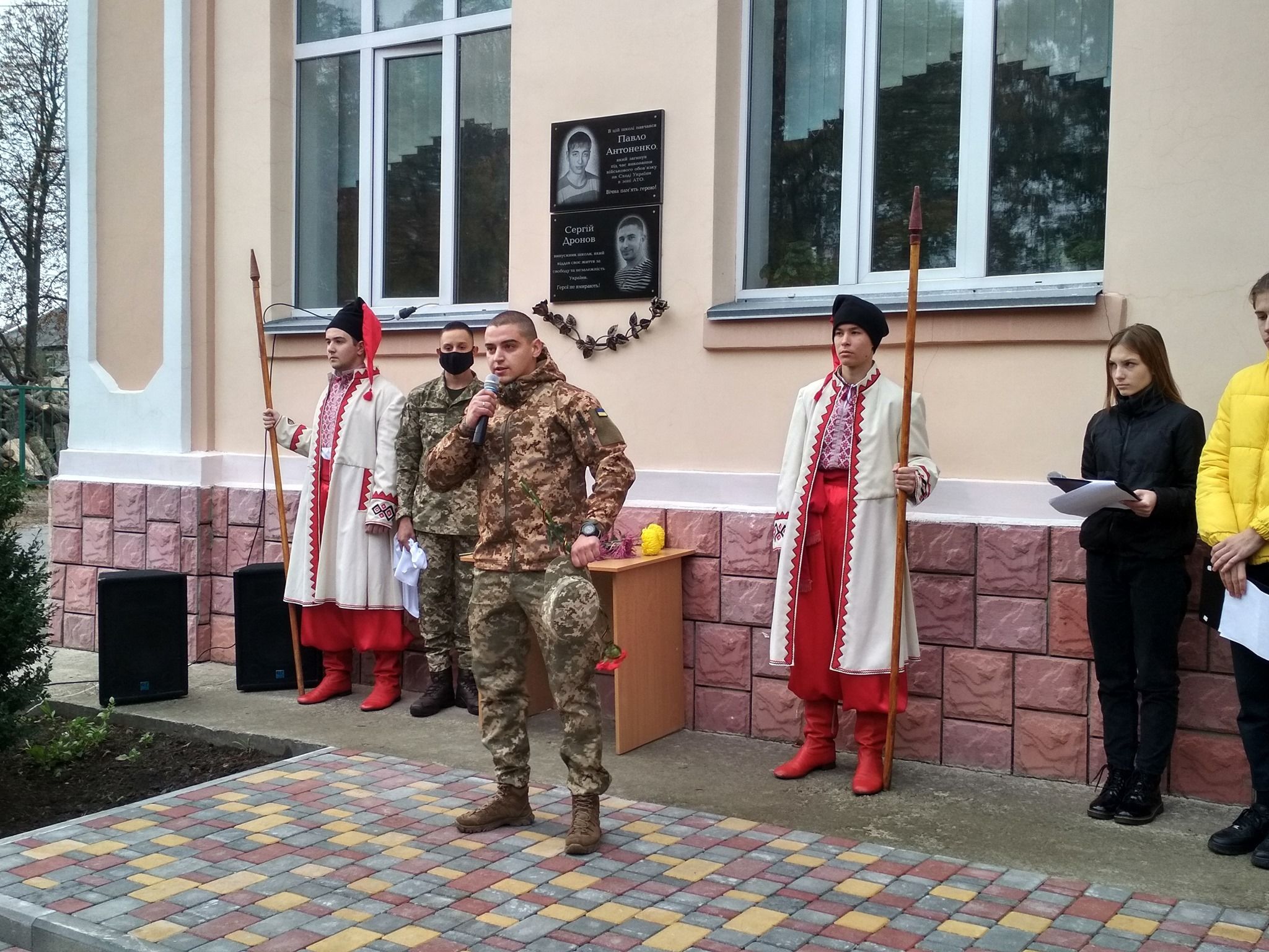 Підірвався на міні: у Чигирині відкрили меморіальну дошку учаснику АТО Сергію Дронову