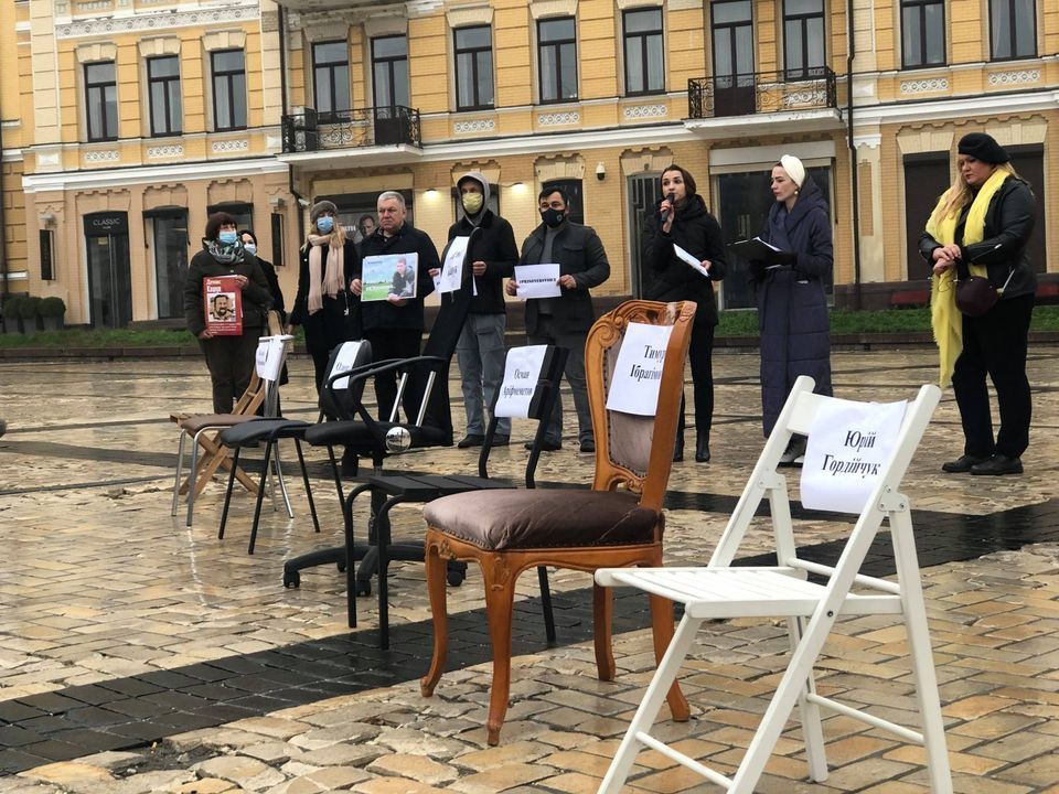 Порожні стільці: на Софійській площі у Києві організували акцію на підтримку політв’язнів, фото
