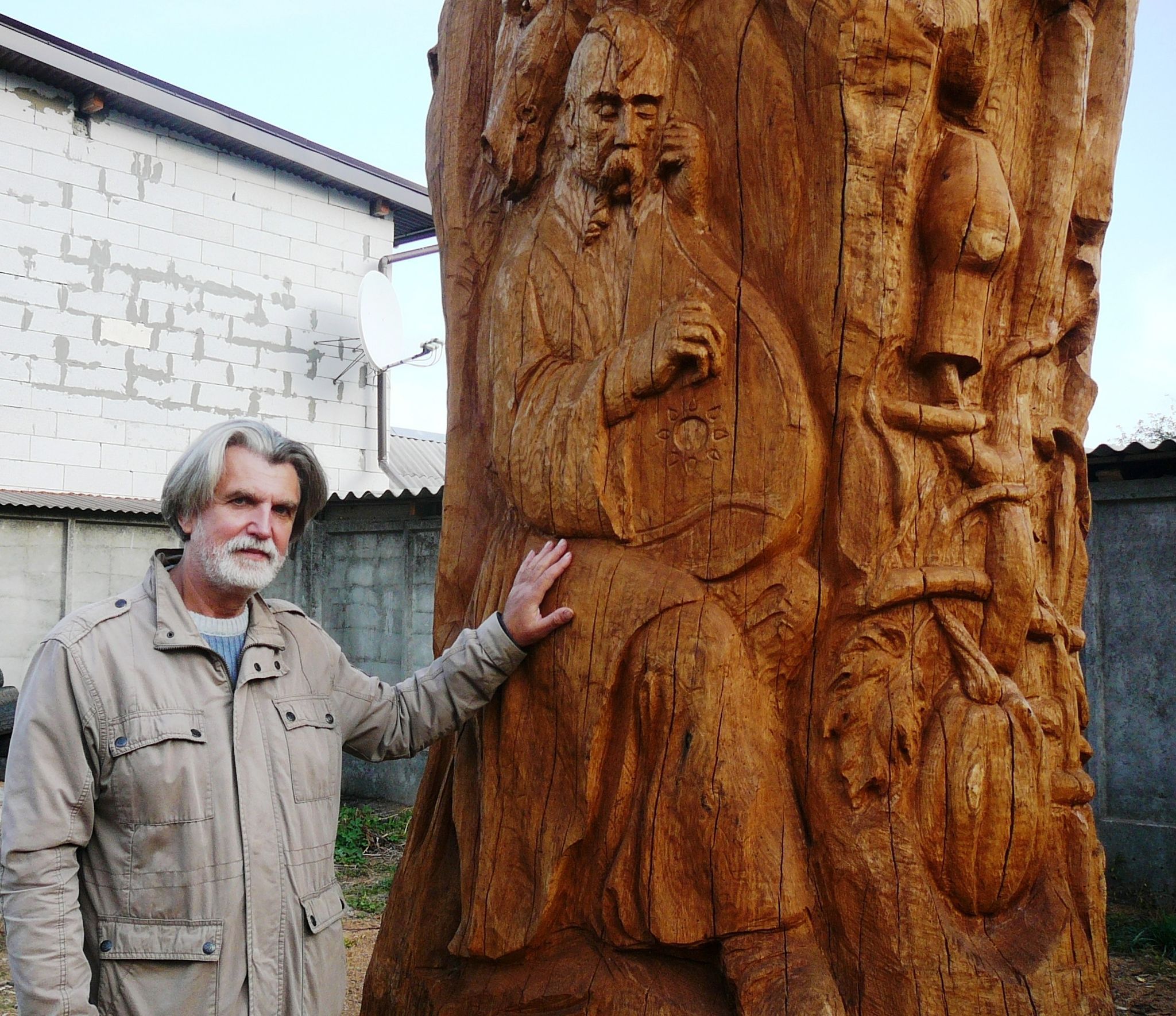 Дерево життя: понад 300-літній засохлий дуб під Полтавою зробили місцевою диковинкою