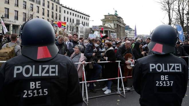 У Берліні поліція розігнала «коронавірусний» протест водометами