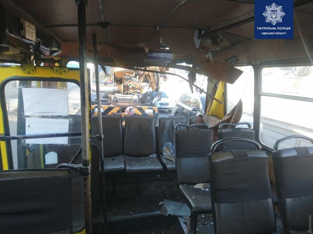 В Одесі автокран зніс дах маршрутного автобуса: троє людей травмовано