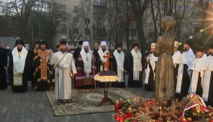 Ієрархи ПЦУ і УГКЦ відслужили панахиду на території Національного музею «Меморіал жертв Голодомору» у Києві.