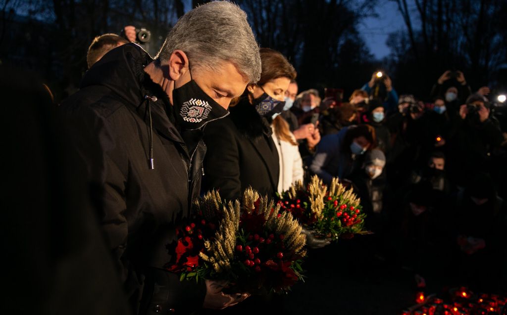 Петро і Марина Порошенки вшанували жертв Голодомору під час акції «Запали свічку»