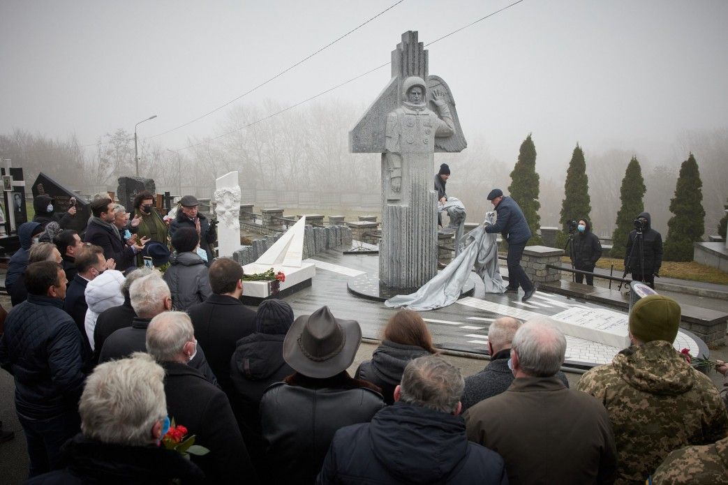 Перший космонавт України: На Байковому кладовищі відкрили пам’ятник Леоніду Каденюку, фото