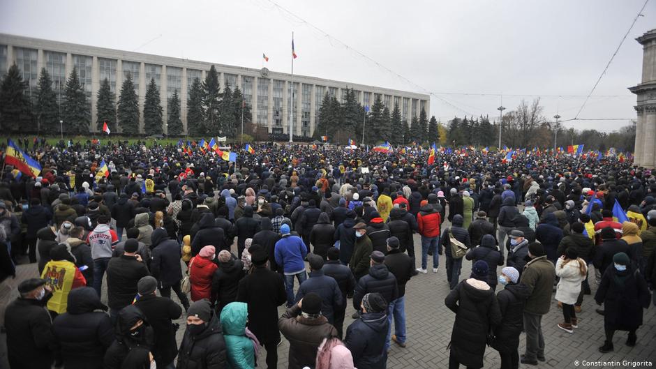 На заклик Санду: у Кишиневі десятки тисяч демонстрантів вимагали відставку уряду