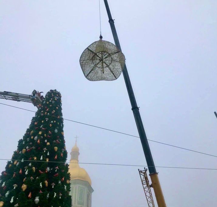 Головна ялинка країни на Софійській площі позбулася відьмацького капелюха