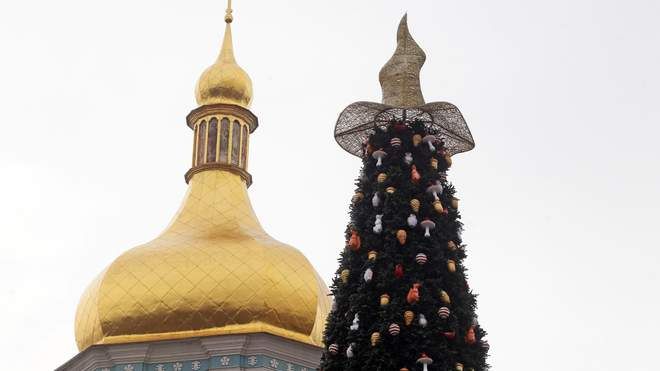 В ОП розкритикували зняття капелюха з головної ялинки України