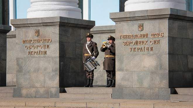 Посадовці ЗСУ наживалися на похованнях воїнів із Донбасу - Міноборони