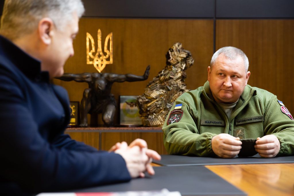 Петро Порошенко зустрівся із легендарним генералом-кіборгом Дмитром Марченком