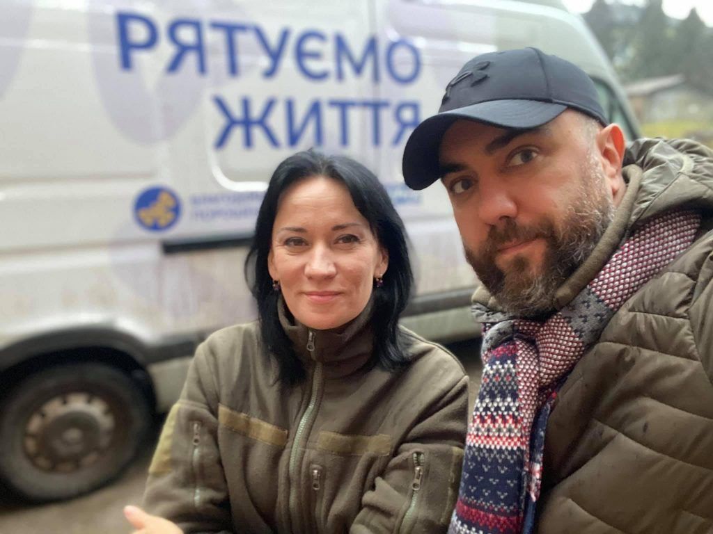 Волонтери Маруся Звіробій і Олексій Петров доставили кисневі концентратори від Фонду Порошенка.