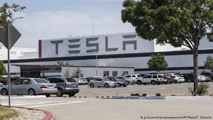 Tesla продала рекордні пів мільйона електромобілів у 2020 році