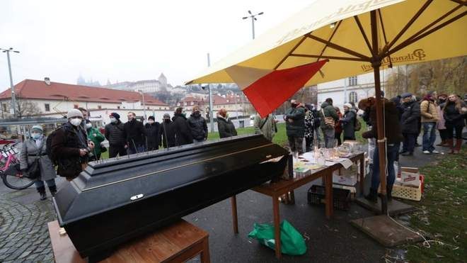 У Чехії протестувальники піднесли труну до будинку прем'єра