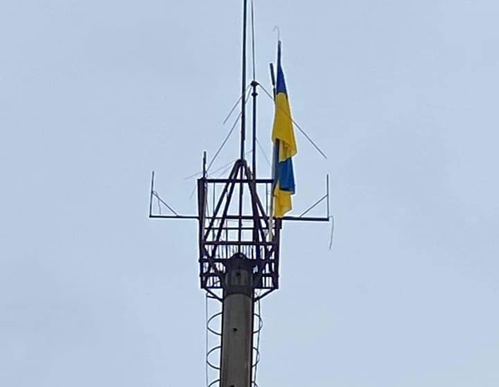 Військові ЗСУ встановили український прапор поблизу окопів бойовиків