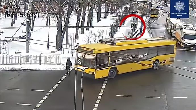 На Солом’янській площі водій здійснив наїзд на жінку на регульованому пішохідному переході.