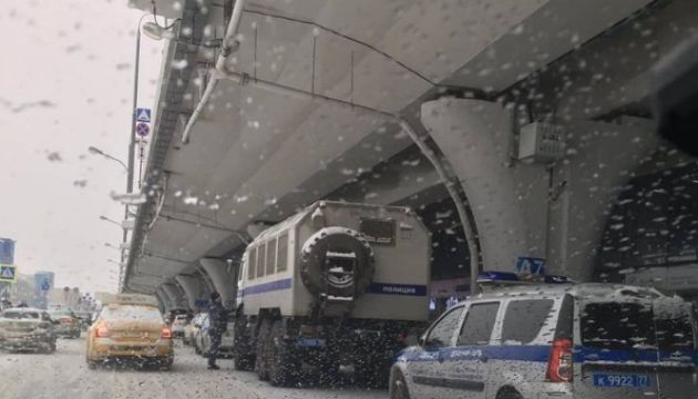До аеропорту Внуково у Москві зігнали силовиків і автозаки через повернення Навального