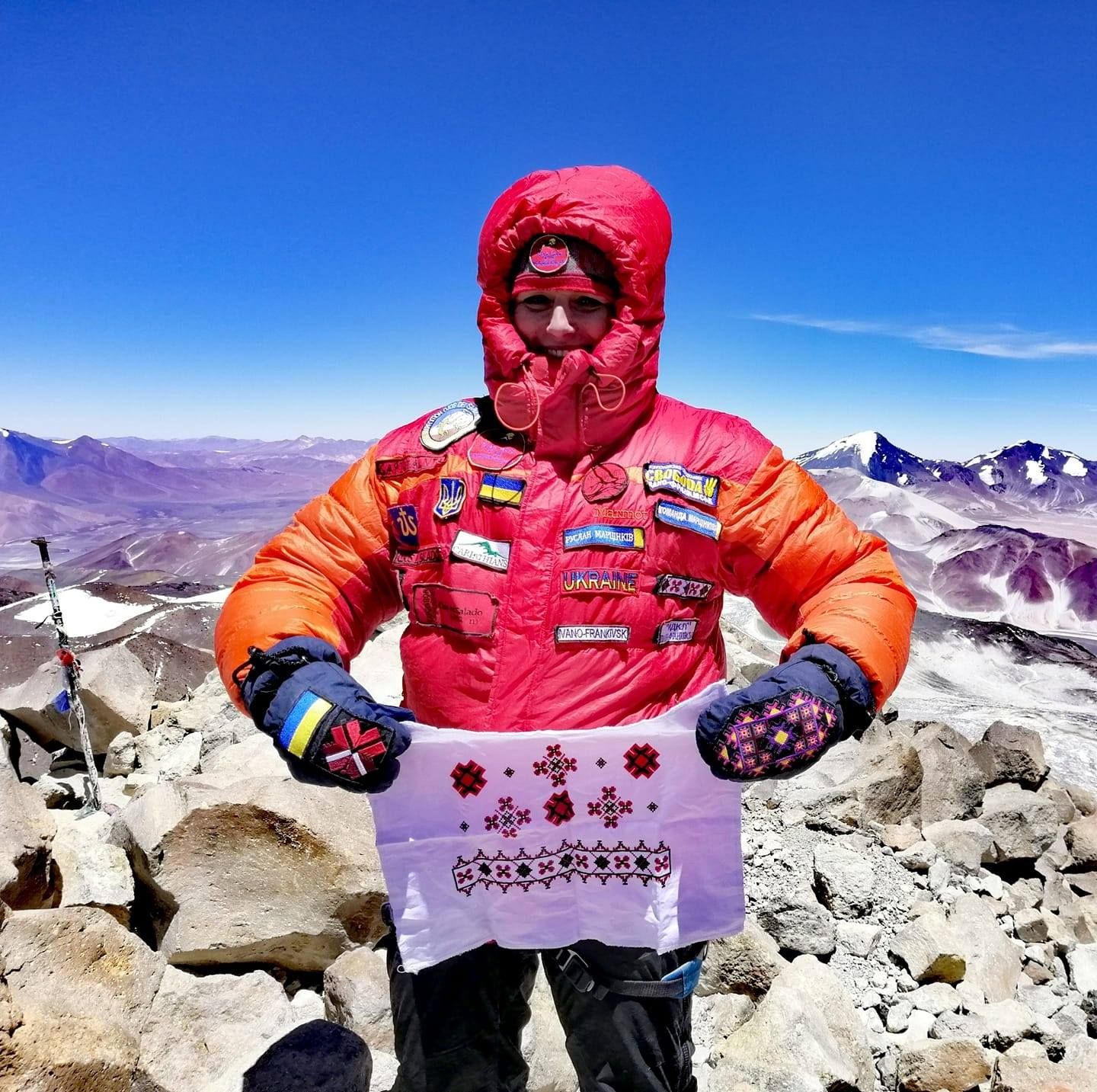 Христя Мохнацька підняла прапор Івано-Франківська на найвищому вулкані світу у Чилі