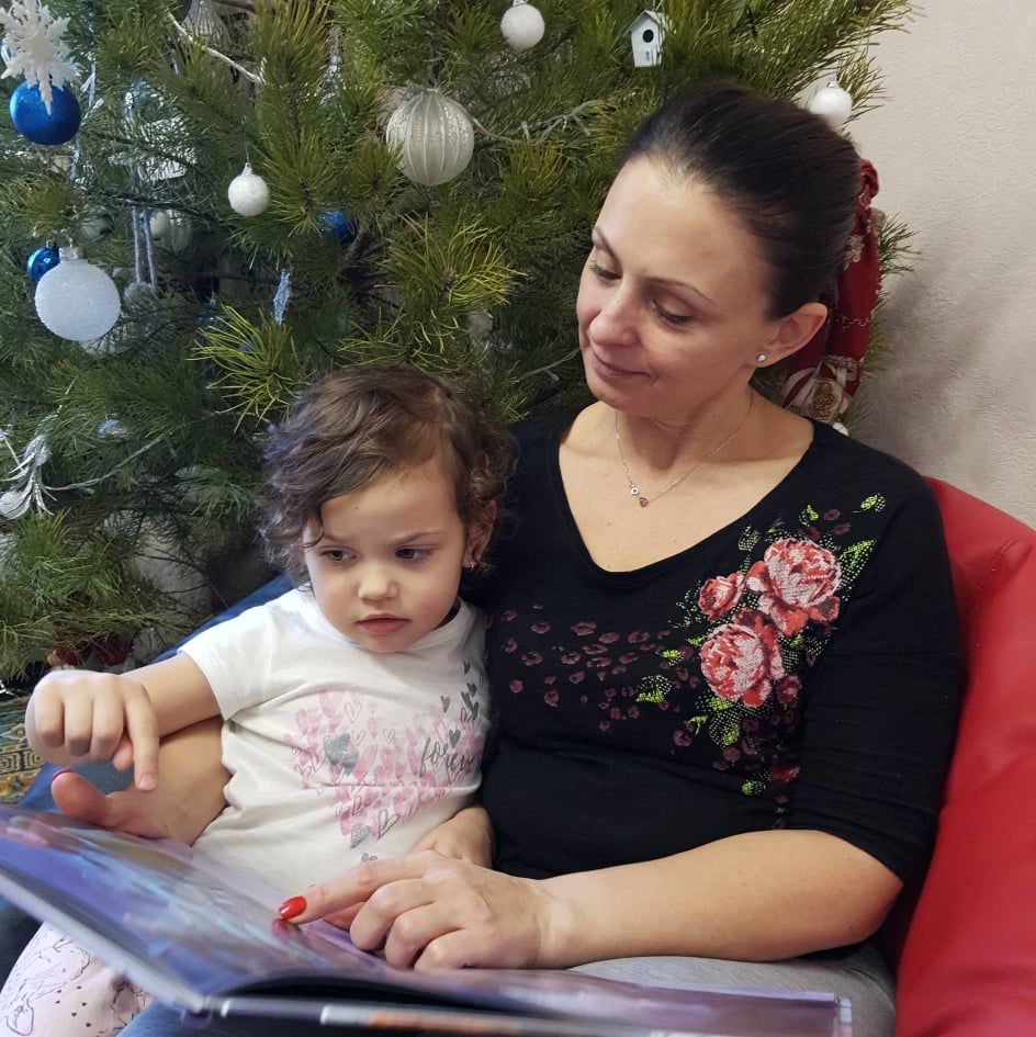 Доктор біологічних наук Оксана Півень з донькою люблять читати.