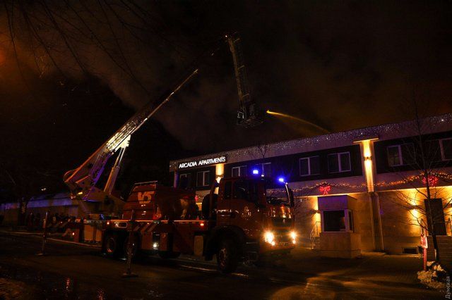 Вода замерзає на одязі пожежників: в Одесі палає готель