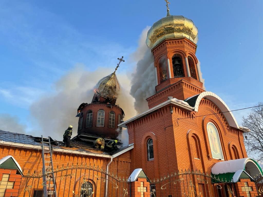 На Дніпропетровщині горить церква