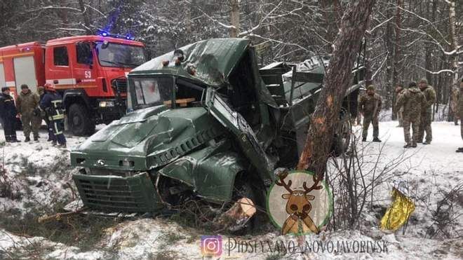 На Яворівському полігоні вантажівка з військовими злетіла з дороги: 5 постраждалих
