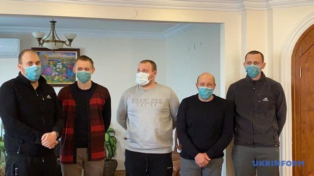 Врятовані з потонулого судна Arvin українські моряки повернулись додому