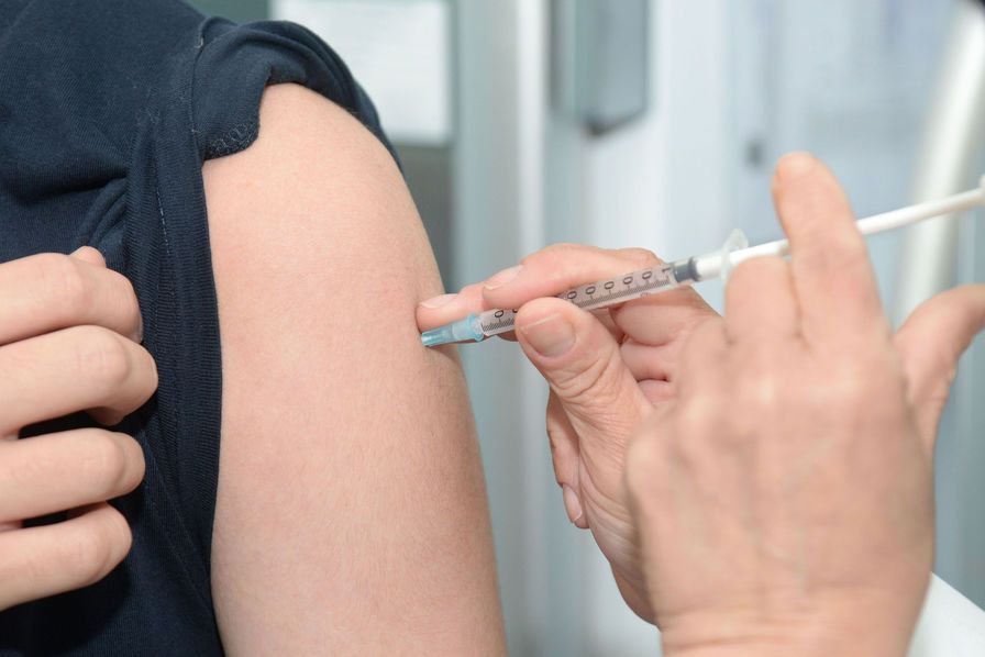 Уже в лютому Україна очікує на мільйон вакцин від COVID-19: холодильників досі бракує
