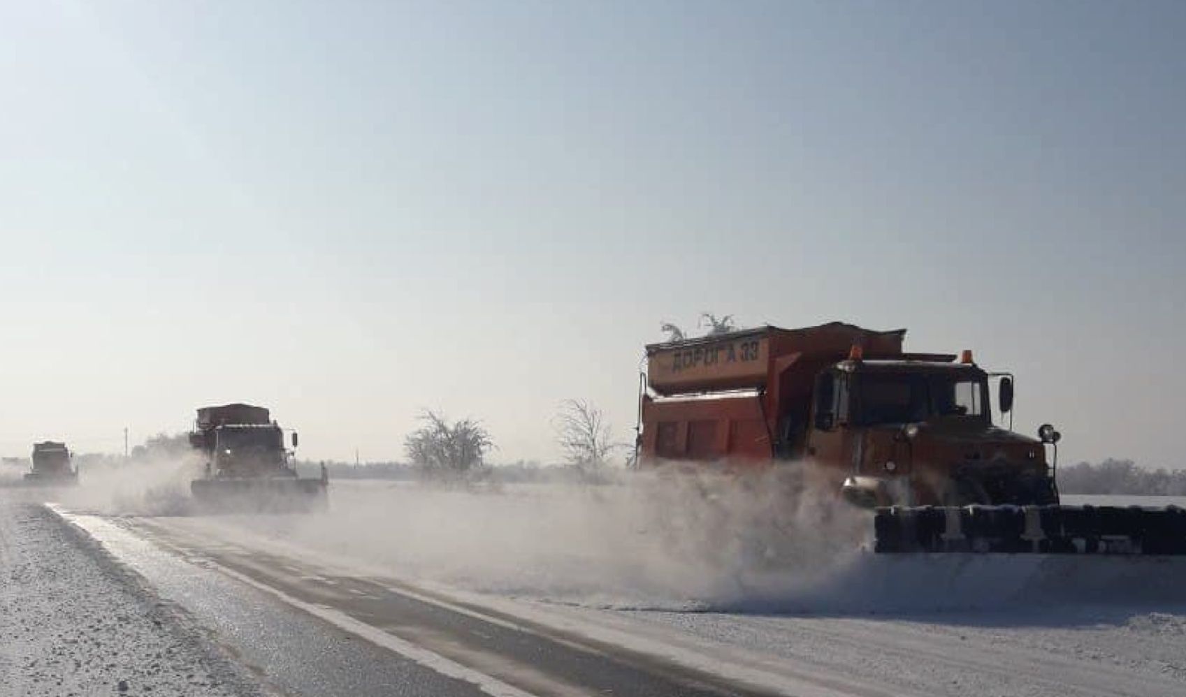 На Одещині опинилася у сніговій пастці сотня вантажівок