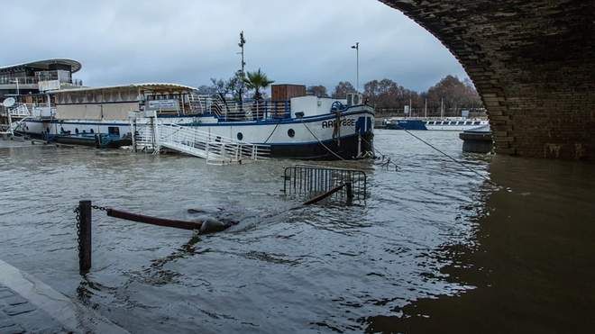 Сена вийшла з берегів і затопила частину Парижа, фото, відео