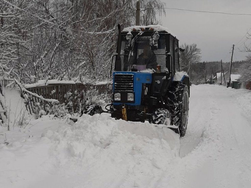 На Черкащині агрокомпанія щодня розчищає від снігу до 50 кілометрів сільських доріг