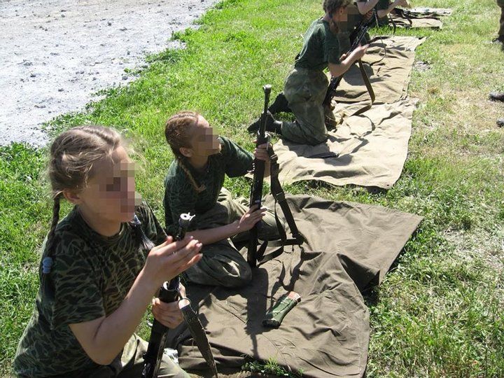 На Донбасі російські найманці готують дітей до участі в бойових діях