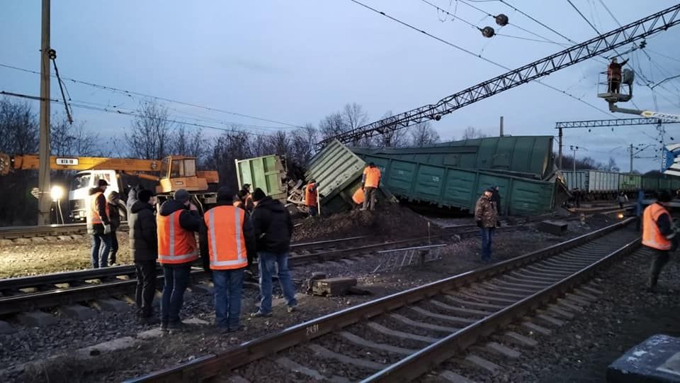 На Дніпропетровщині перекинувся вантажний потяг: поїзди запізнюються