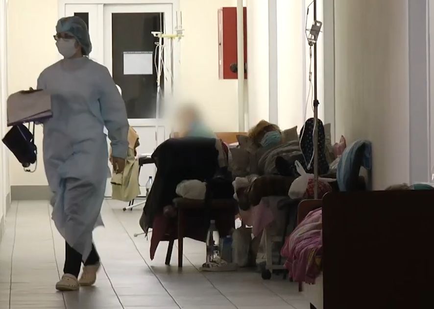У лікарні Івано-Франківська пацієнти лежать в коридорах