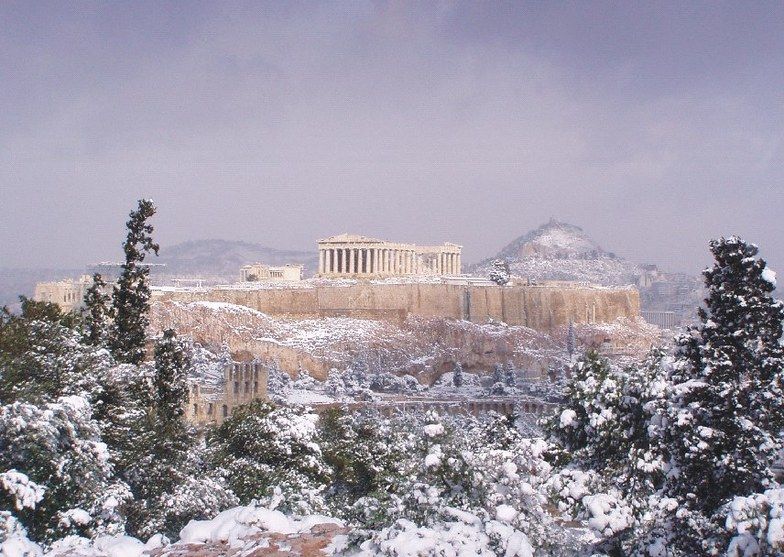 Батарей немає: сонячну Грецію накрив сніг і морози