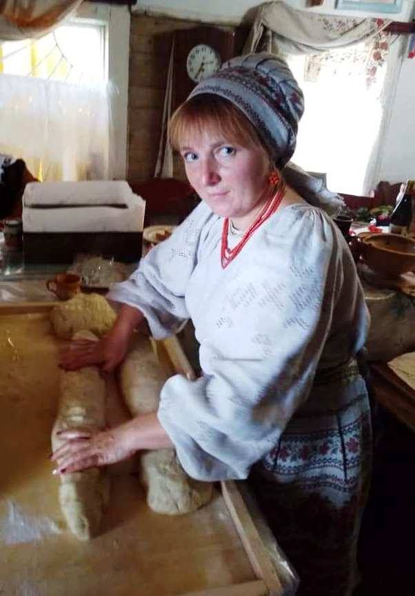 Подорожчання хліба їй не страшне: жінка з Полтави пече його сама
