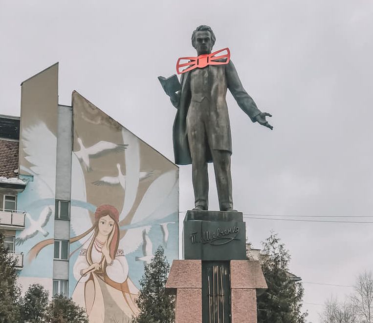 До 150-річчя Лесі Українки: у Дрогобичі вдягнули краватки на пам’ятники Шевченку, Франку і Бандері