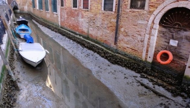 У Венеції висихають знамениті канали через низькі припливи