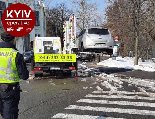 На Парковій дорозі у Києві евакуювали авто «слуги» Олександра Куницького